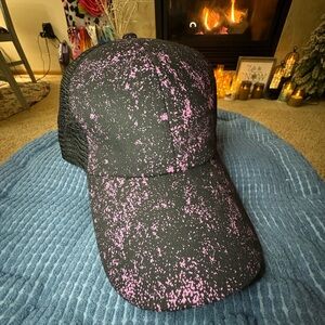 ✨NWT Black & Pink Splatter Hat w ADJUSTABLE STRETCH BACK PONY CAP!